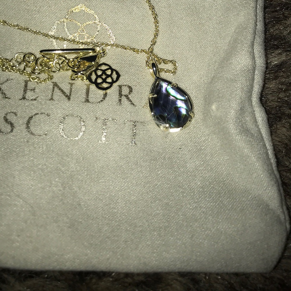 Kendra Scott necklace